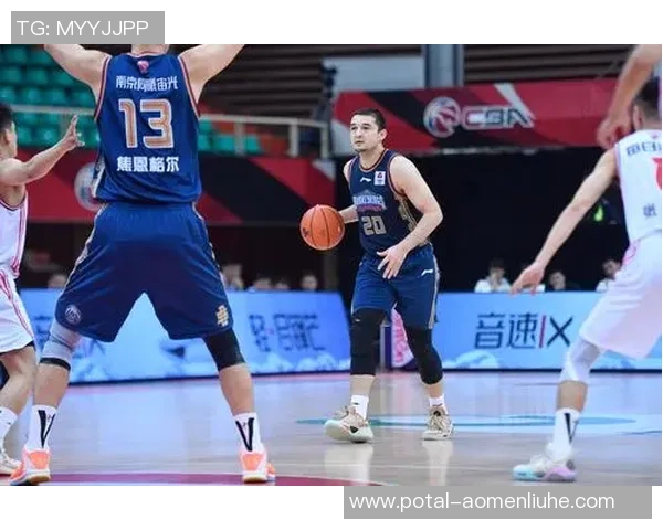 南京同曦迎战吉林队期待精彩对决球迷热情高涨助威现场气氛火爆