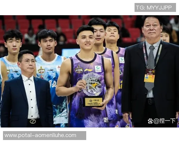 新疆男篮与江苏男篮激战正酣谁能在赛场上笑到最后